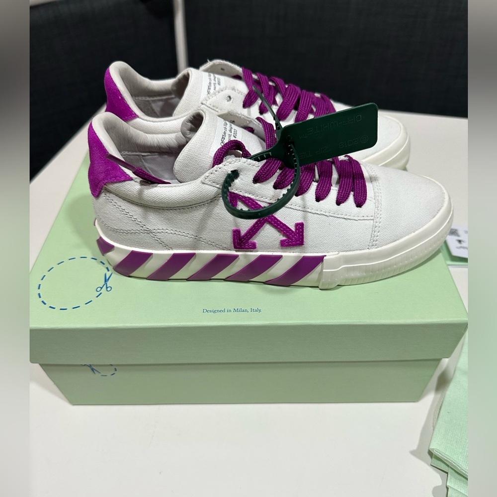 OFF-WHITE Women’s Vulcanized low-top sneakers- Size 8